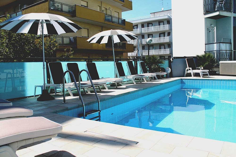 Hotel Verona Cesenatico Esterno foto