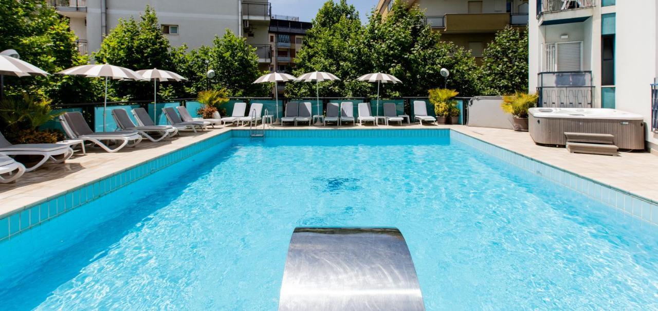 Hotel Verona Cesenatico Esterno foto