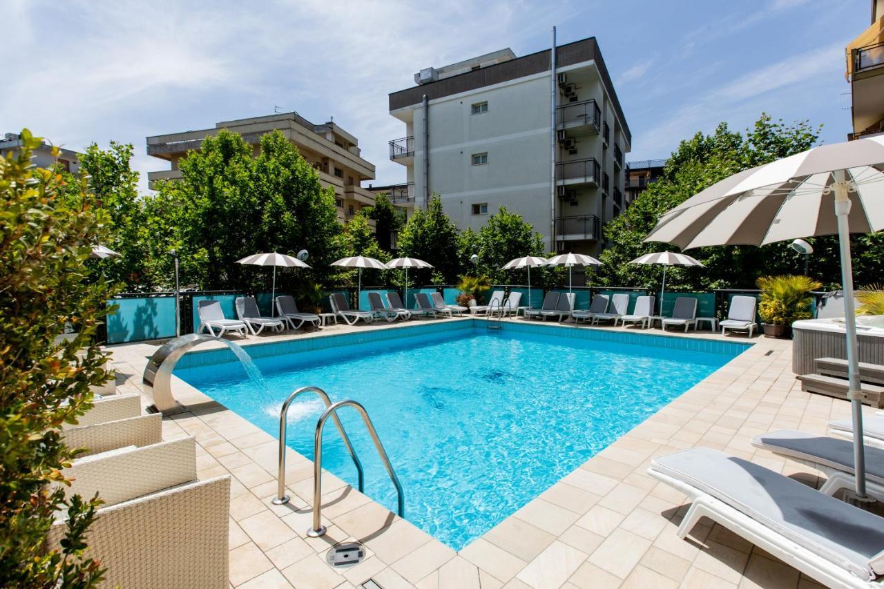 Hotel Verona Cesenatico Esterno foto