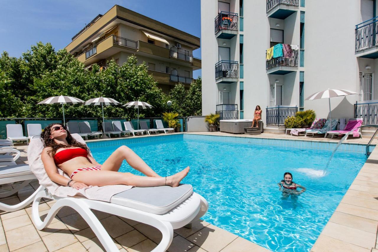 Hotel Verona Cesenatico Esterno foto